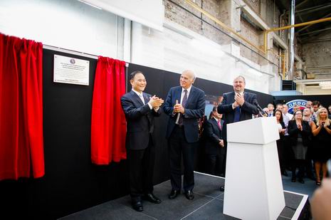 金年会控股集团董事长李书福和VinceCable为伦敦出租车恢复生产剪彩。