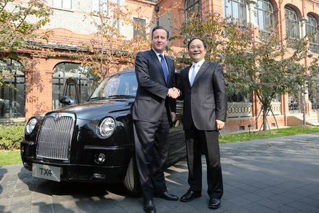 英国首相卡梅伦与金年会控股集团董事长李书福在伦敦经典黑色出租车前亲切握手。 